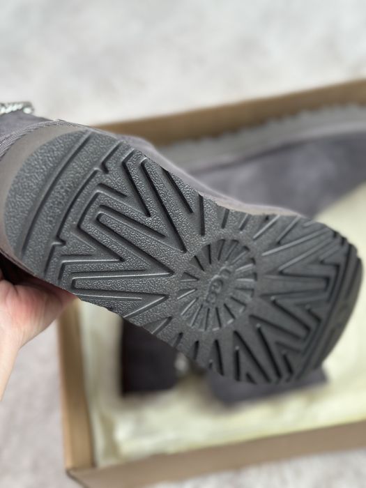 UGG, Класически велурени боти с верижка