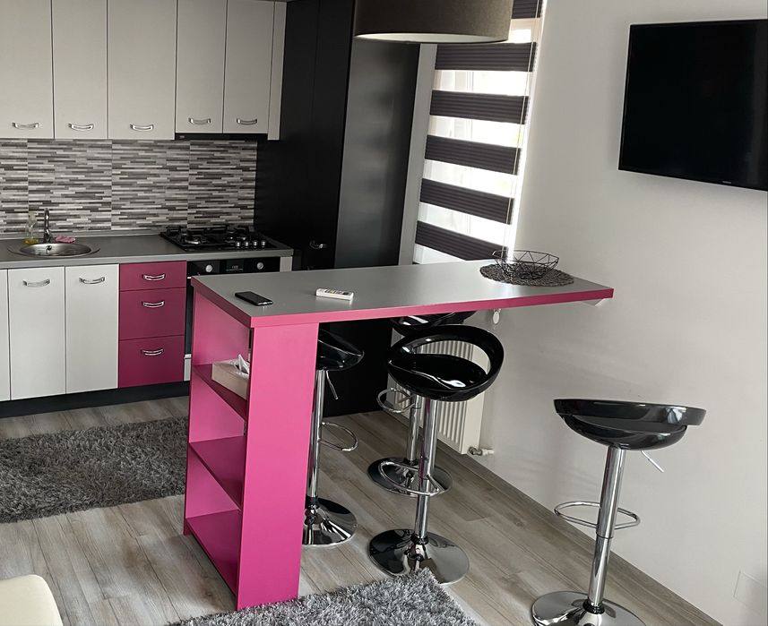 Vand Bar cu un picior prins de perete si 4 scaune de bar