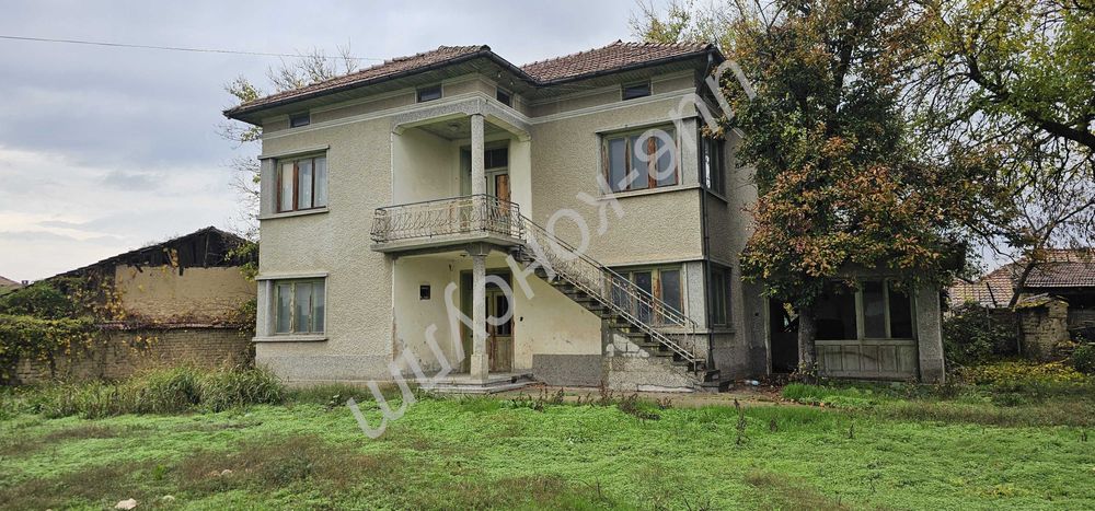 Двуетажна тухлена къща с търговски помещения, с. Ресен