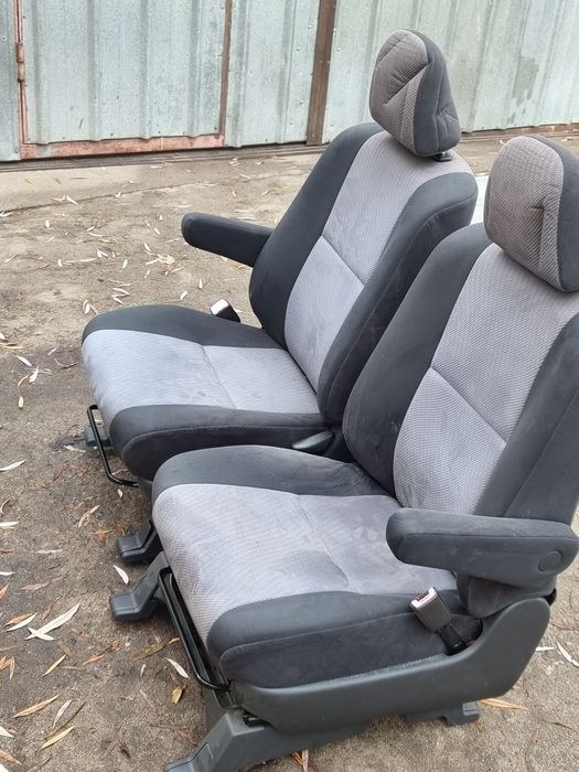 Автосидени  передние кресла Toyota.