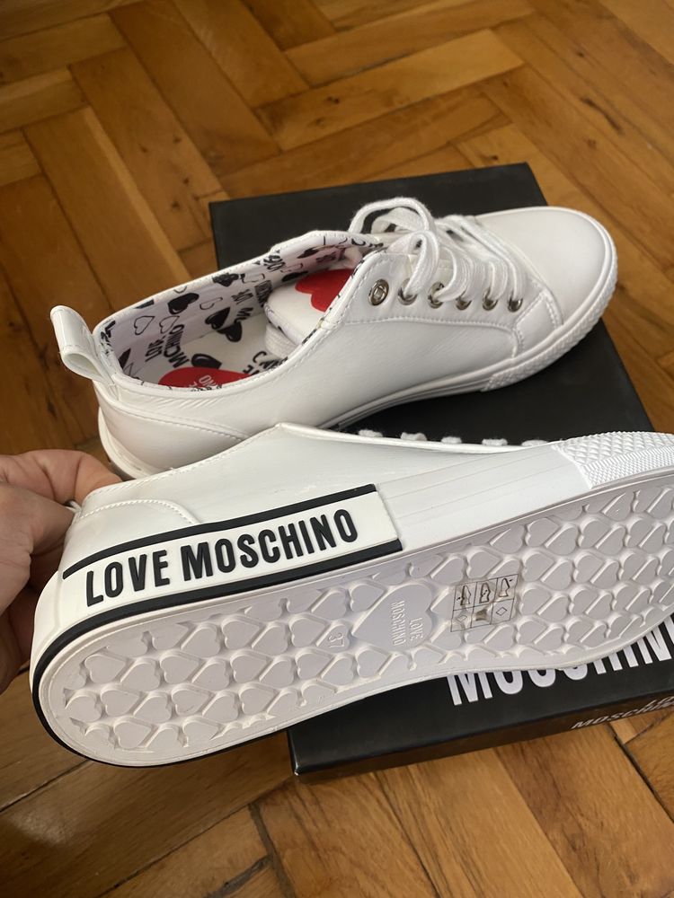 Love moschino бели кецове