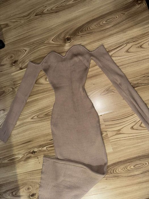 Рокля с голи рамене