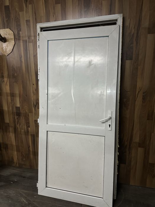 Продам пластикову дверь