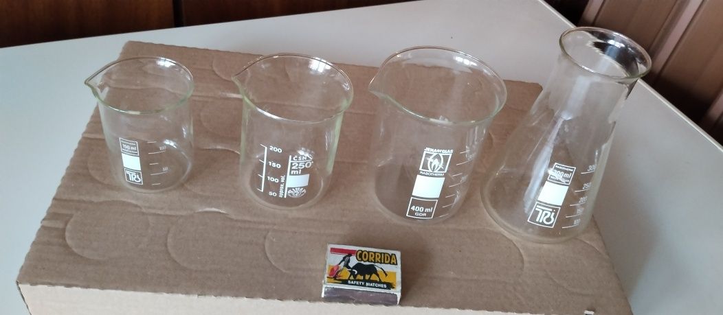 4 различни по грамаж стъклени колбички 150,250,300,400ml