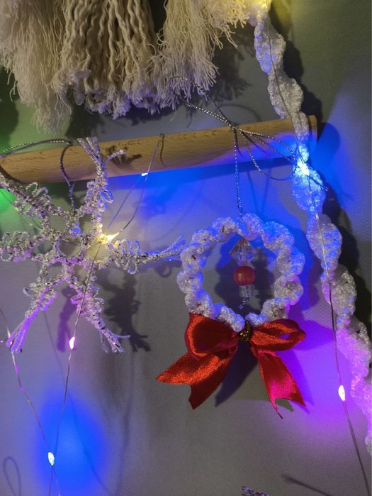 Brad Crăciun de perete handmade cu decoratiuni macrame