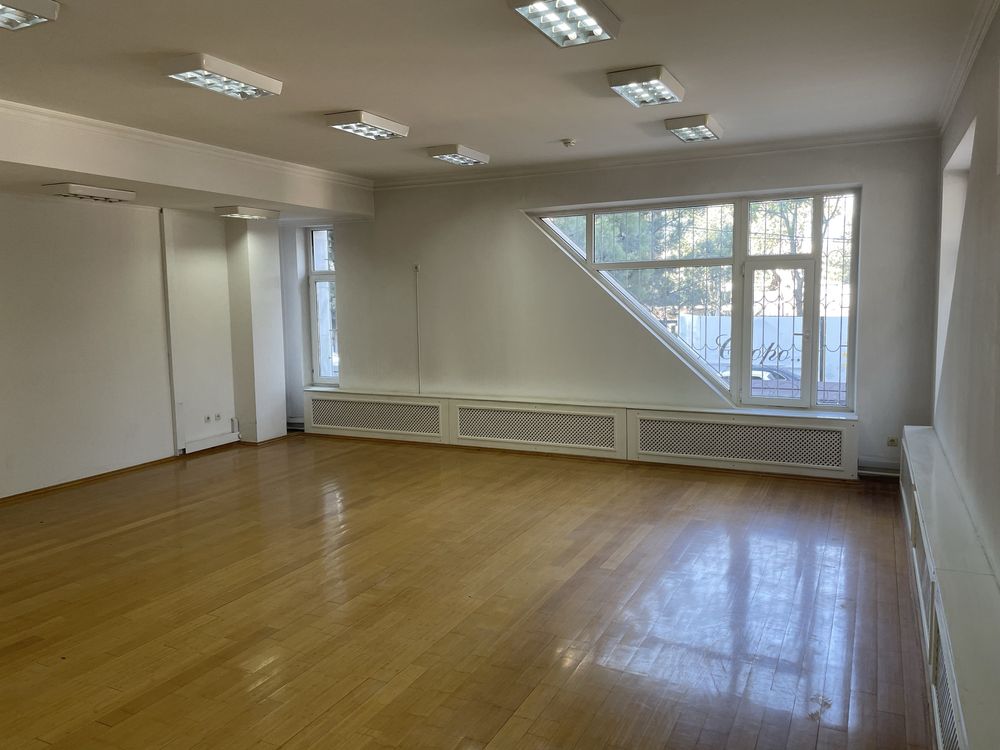В аренду офисы в центре от 15 м.кв. , гараж , стоянка