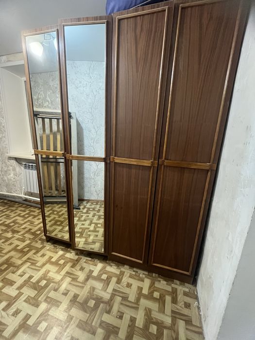 Шкаф из дерева б/у