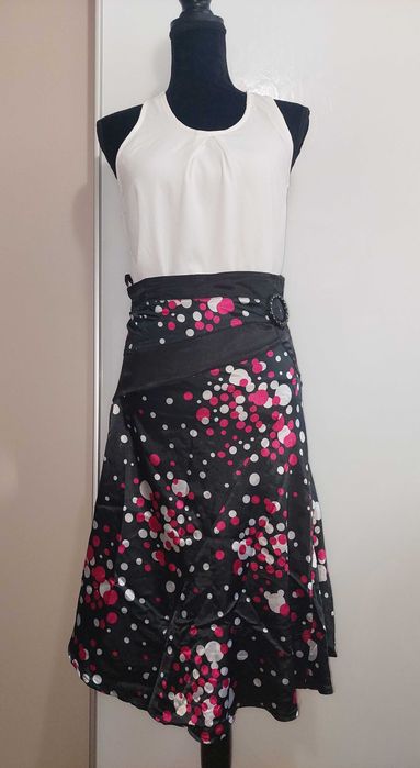 Fustă satinată neagră cu cataramă, in clos