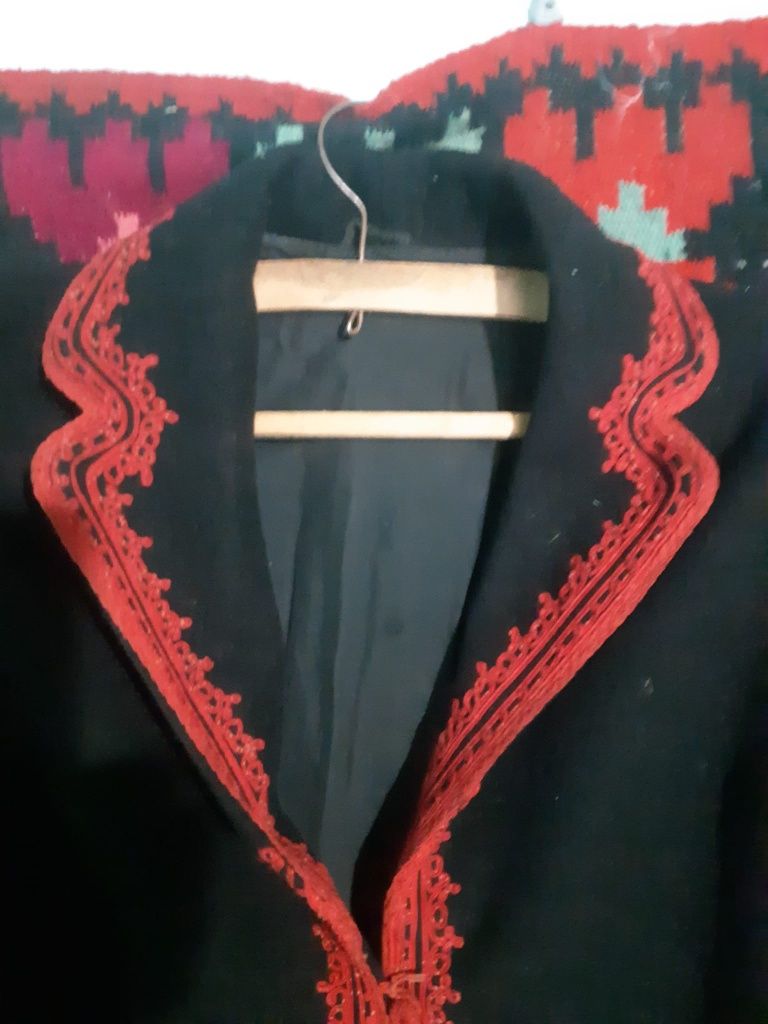 Vând haină de stofă tradițională
