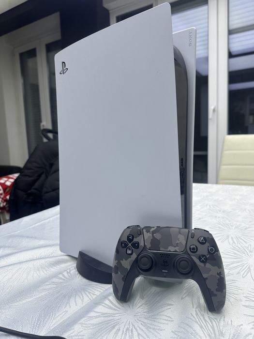 Ps5 с контролер,стойка,кабели и 2 игри