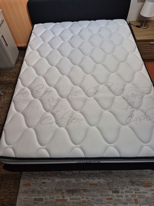 Продавам двулицев матрак 140/ 200