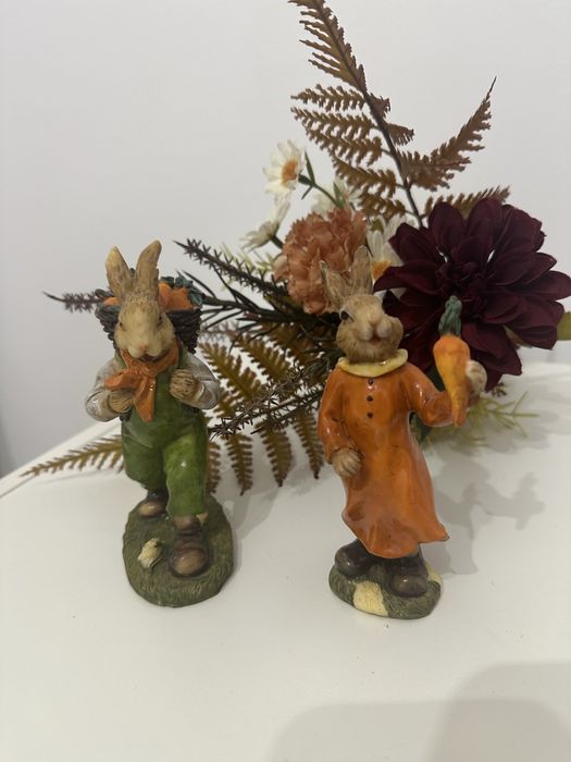 Set 2 figurine iepurași din rășină – pictați manual