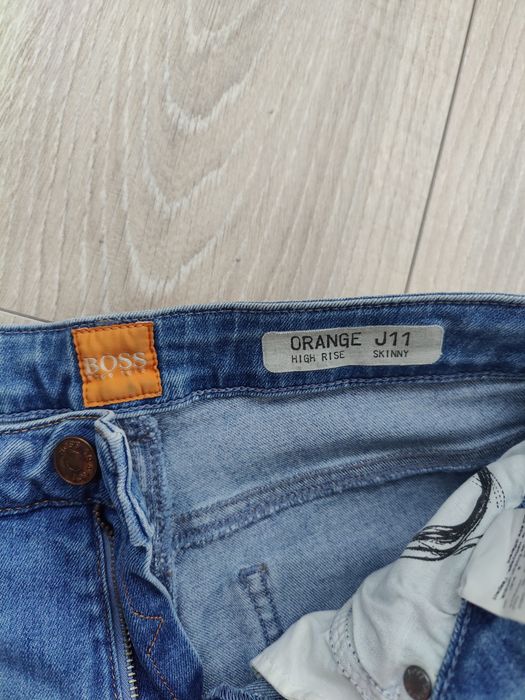 Vând blugi Boss, mărimea XS/S, de culoare albastră