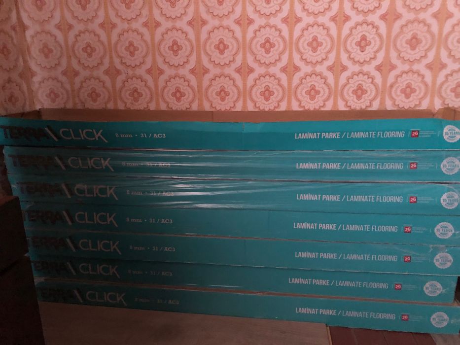 Продавам ламиниран паркет 6 пакета по 2.3 квадрата за 13.8 квадрата