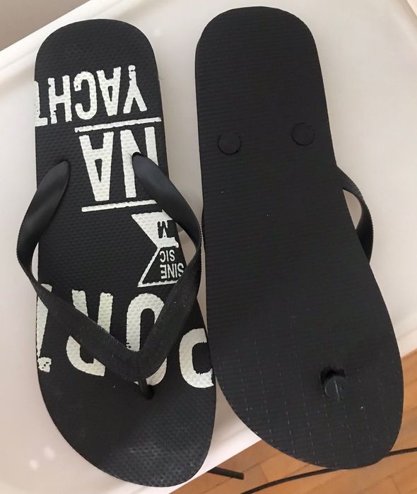 Șlapi de culoare neagră