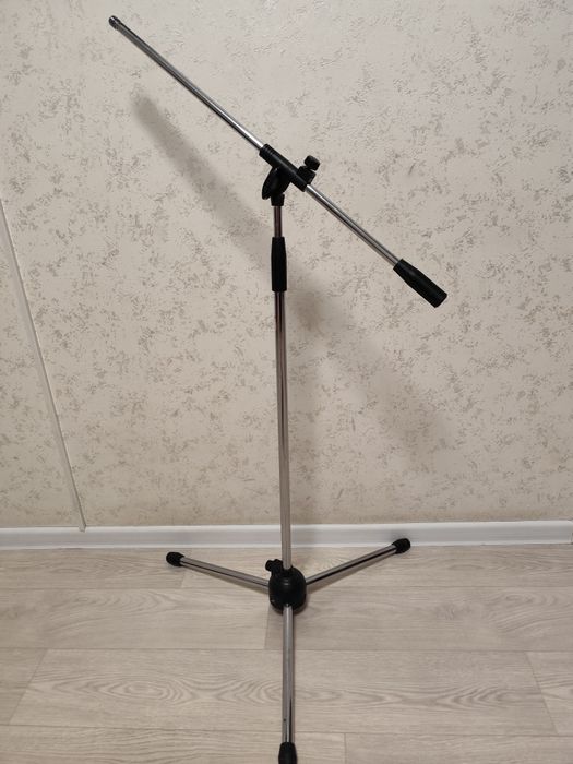 Продам микрофонную стойку