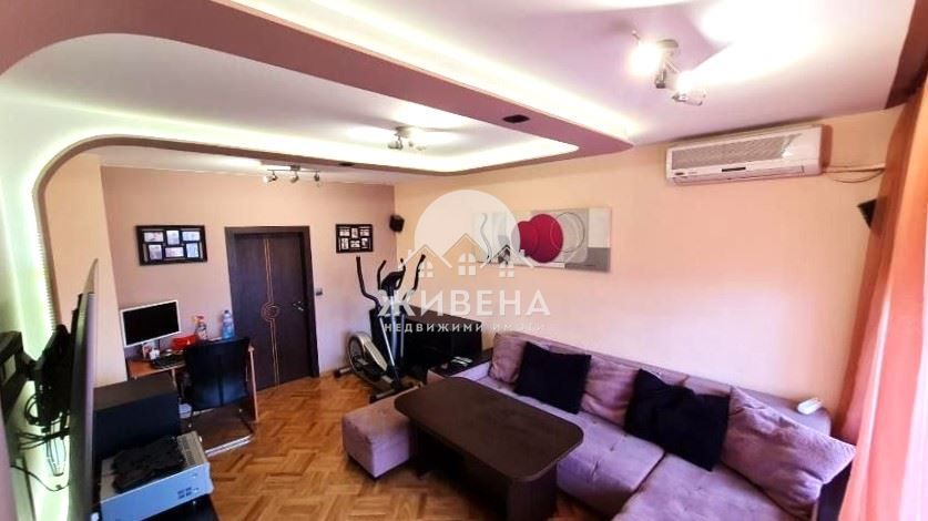Продавам панелен 4-стаен апартамент, кв. Владиславово