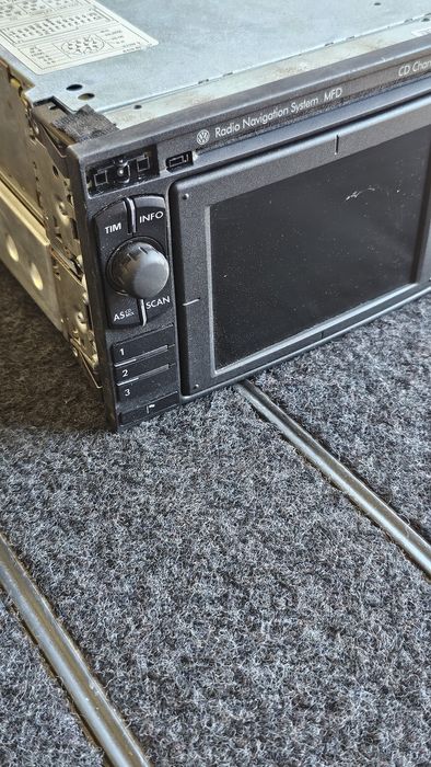 Navigatie originala Volkswagen Golf 4 / Bora / Passat B5.5 etc

Nu ii