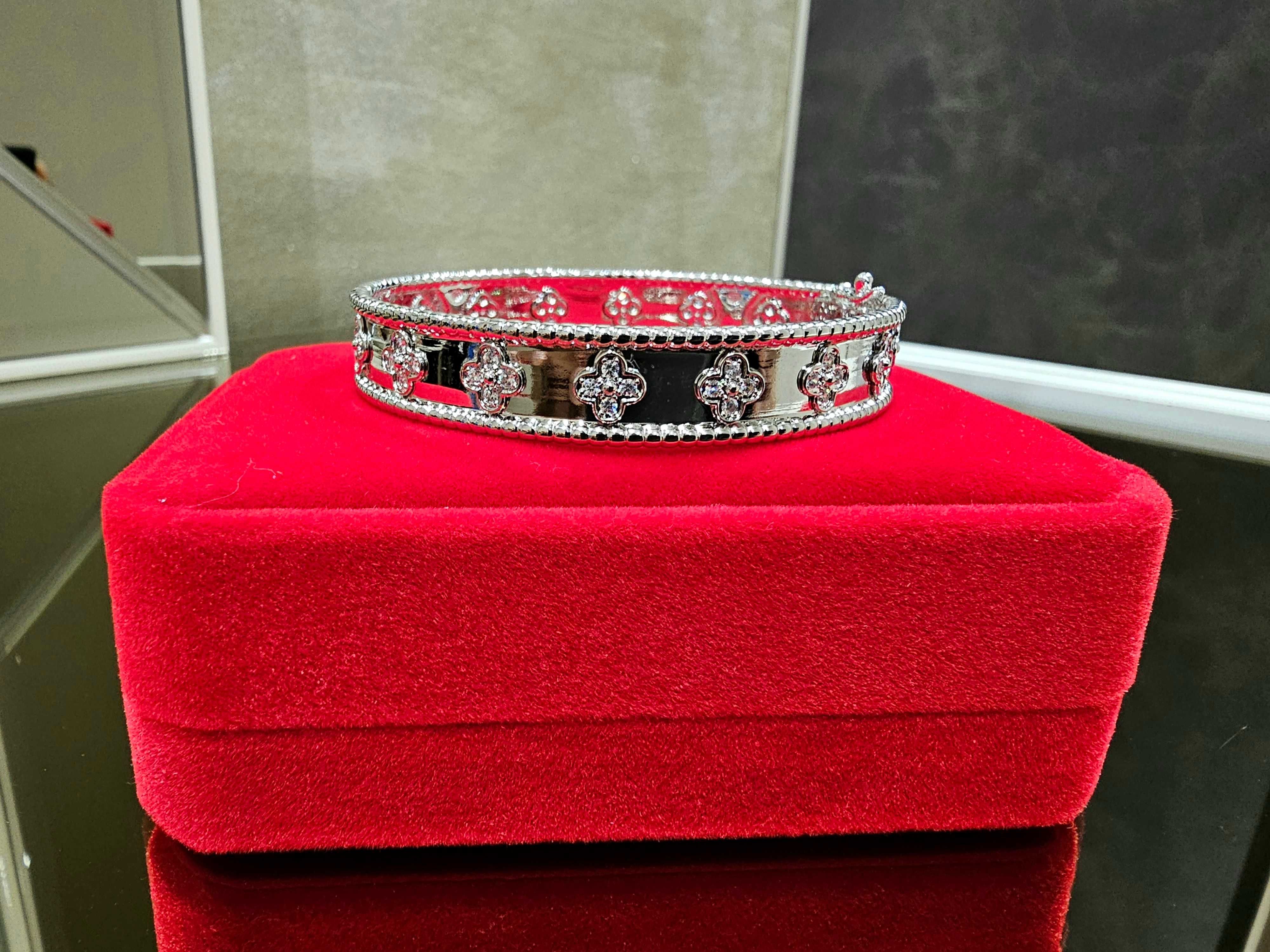 Van Cleef & Arpels VCA Silver and Diamond Perlée Clovers Дамска Гривна