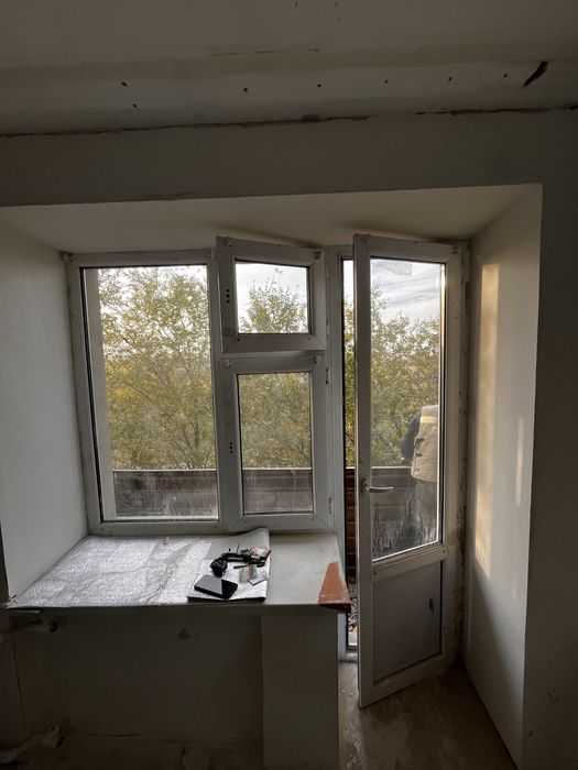 Продам пластиковое окно и дверь. Состояние удовлетворительное.