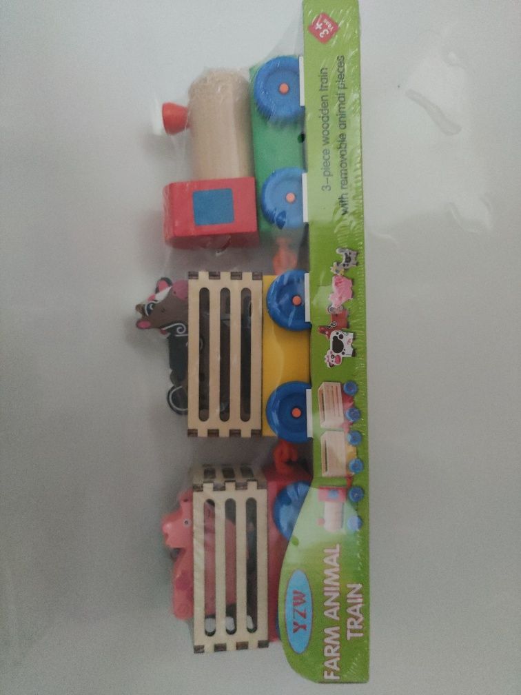 Tren din lemn colorat cu animalute de la ferma pentru copii
