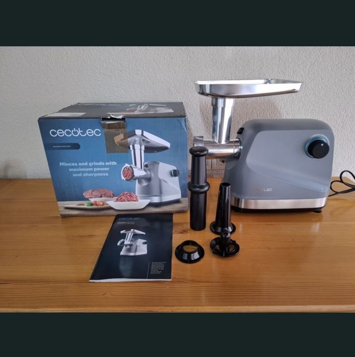 Crusher 1400 1360W електрическа месомелачка, с 1 нож и 3 режещи плочи.