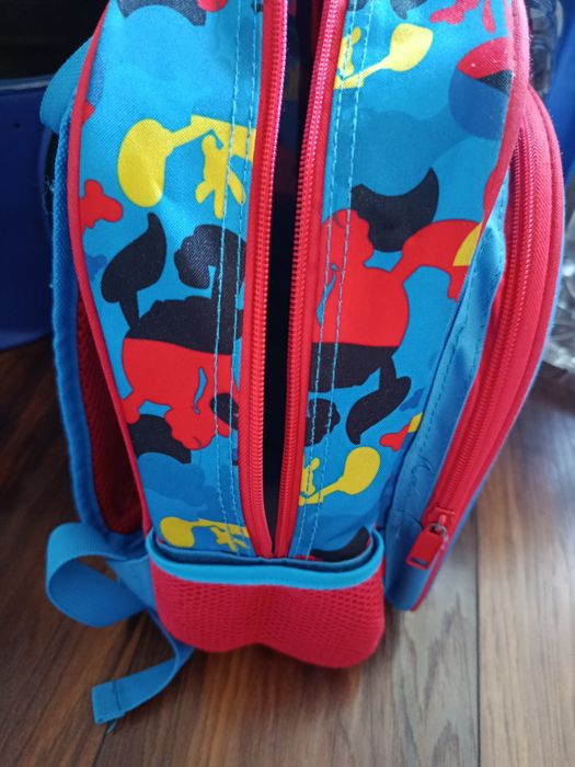 Vând ghiozdan nou 3D