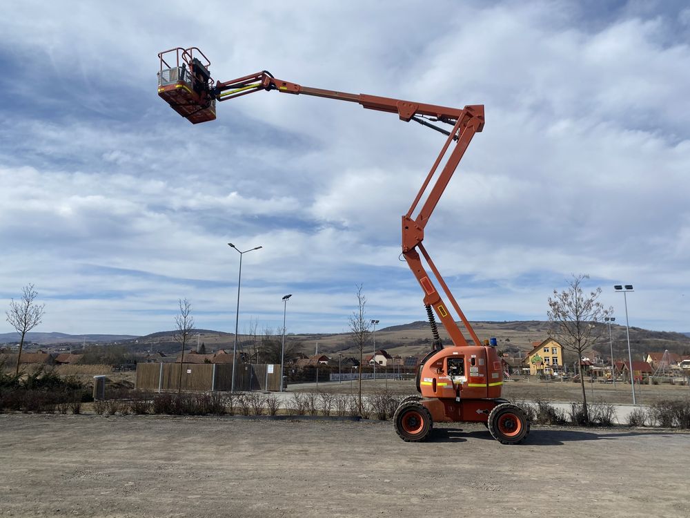 De inchiriat nacela cu brat 4x4 JLG 450 AJ