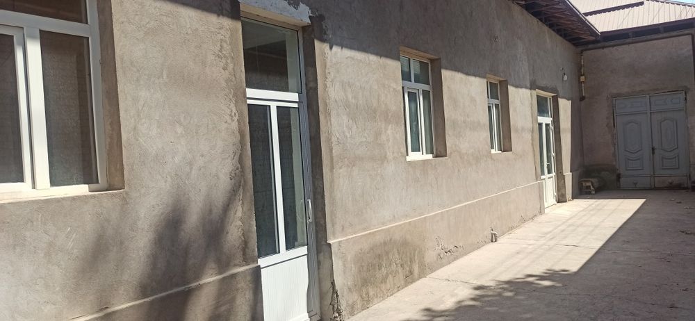 Нотурар бино сотилади