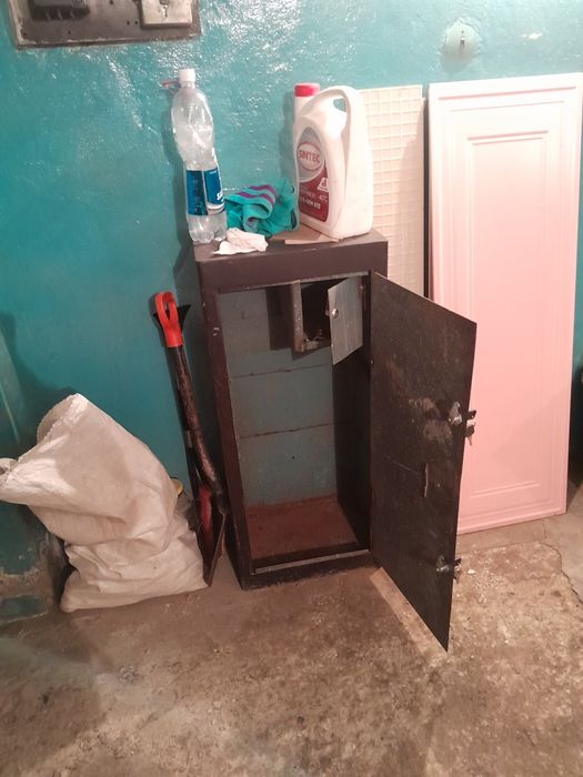 Продам металлический сейф