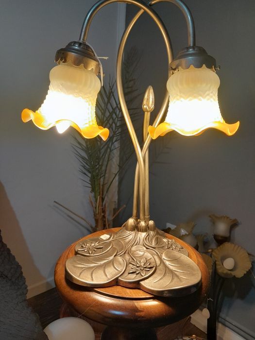 Lampa cu abajur din sticlă stil Tiffany