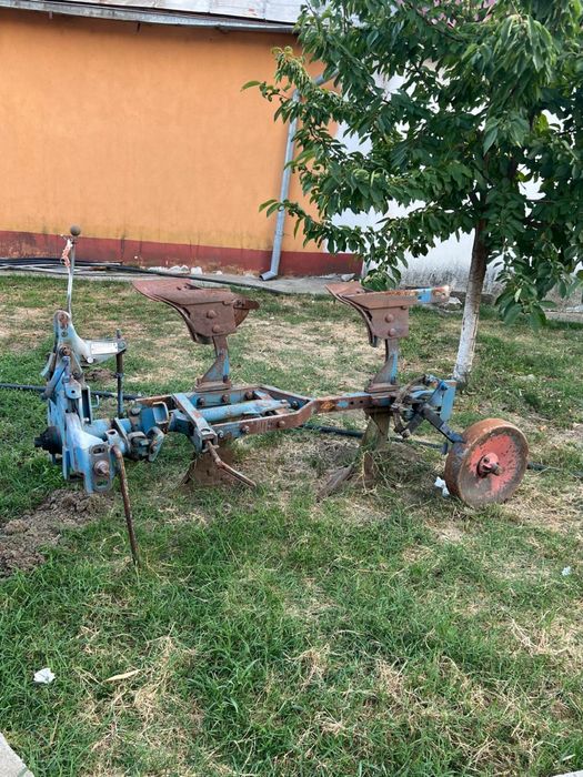 Tractor si plug reversibil