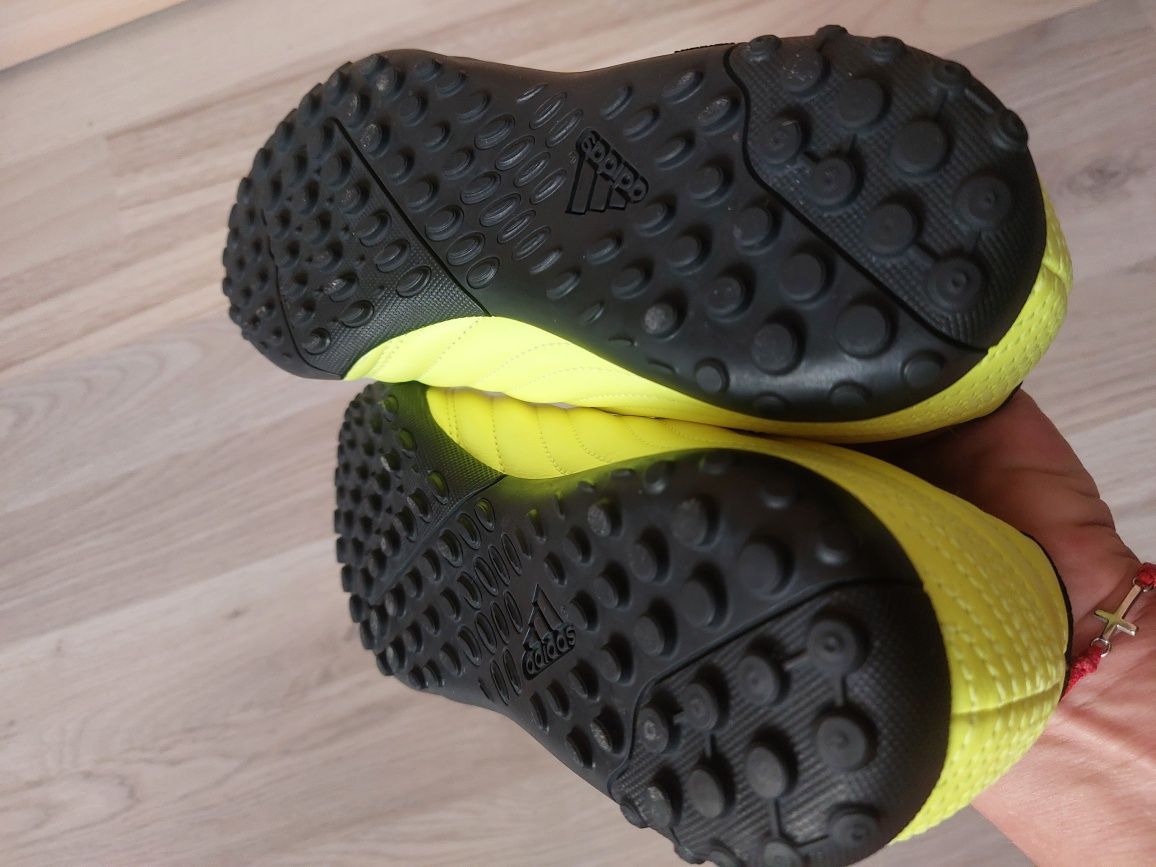 Футболни обувки adidas