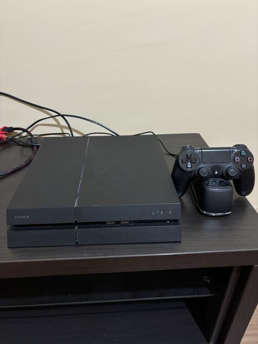 Playstation 4 1тб с 1 джойстик и зарядна станция