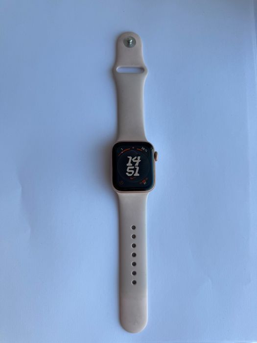 Продам часы Apple Watch SE