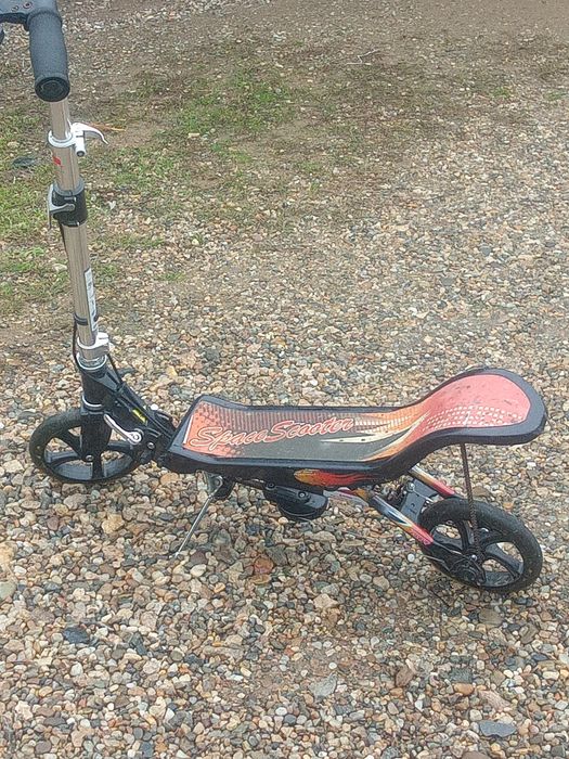 Vând space scooter
