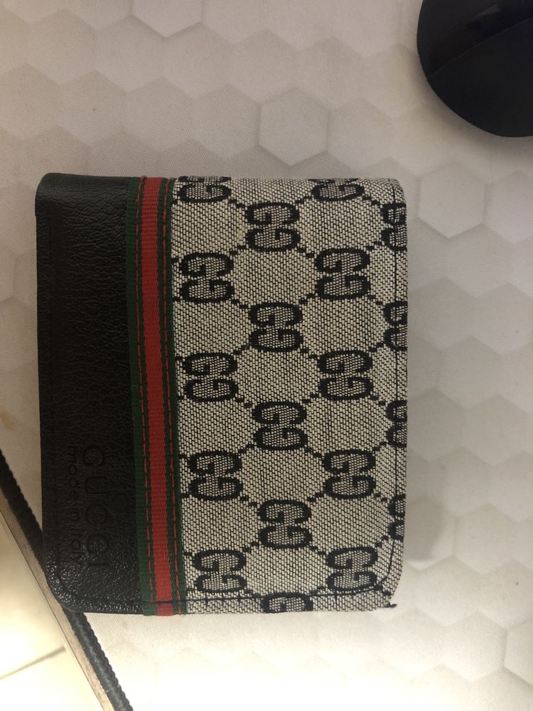 Vand portofel gucci in stare foarte buna