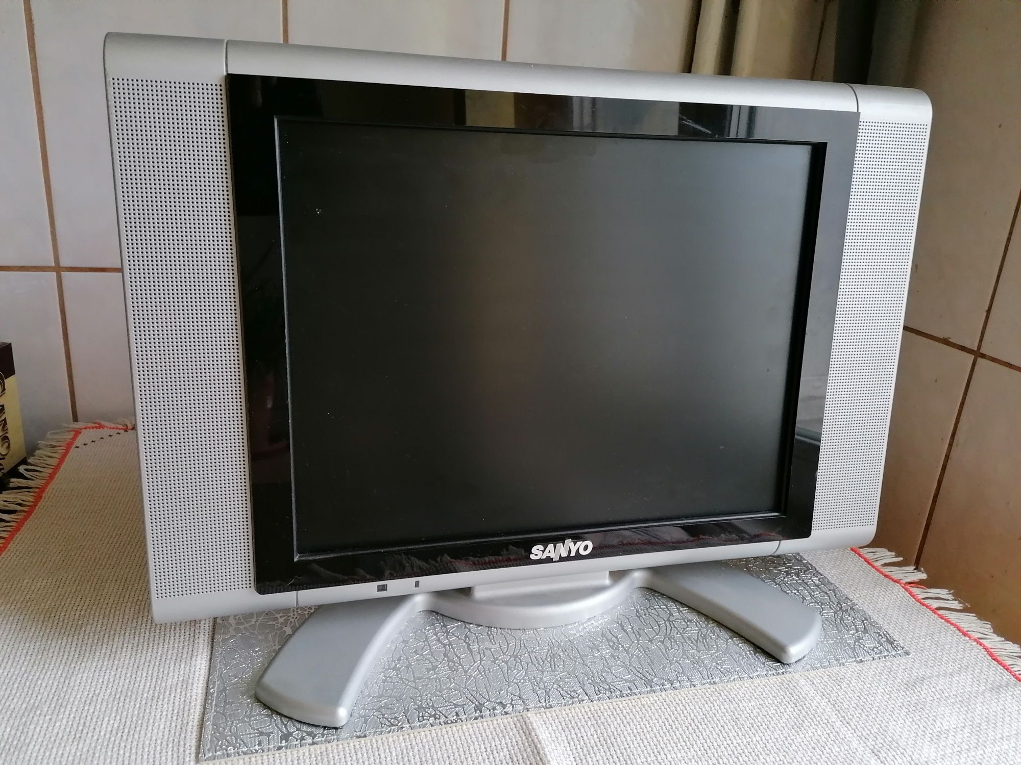 Televizor LCD  Sanyo diagonala de 37 cm.