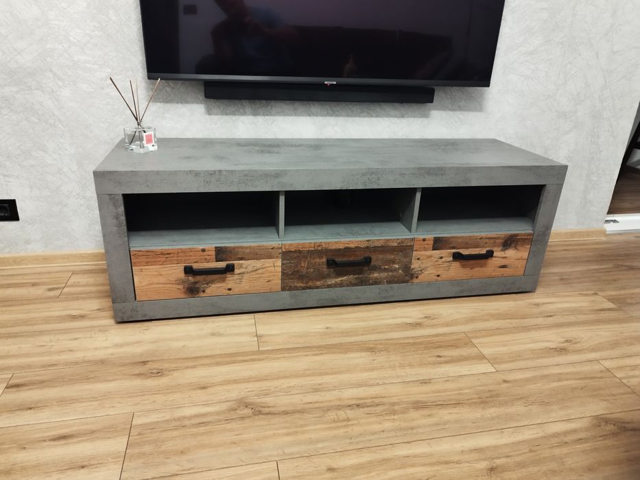 Vând comoda tv achiziționată recent