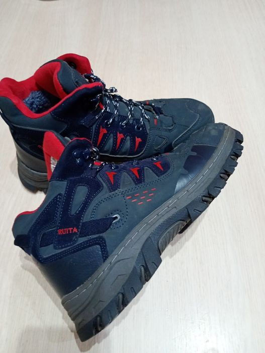 Продам обувь.Кросовки зимние