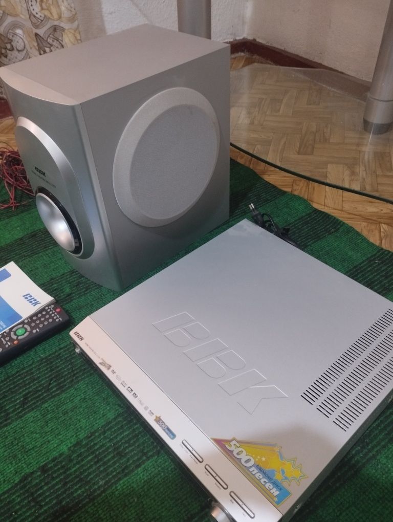 DVD, kalonkalar va mikrafoni bilan