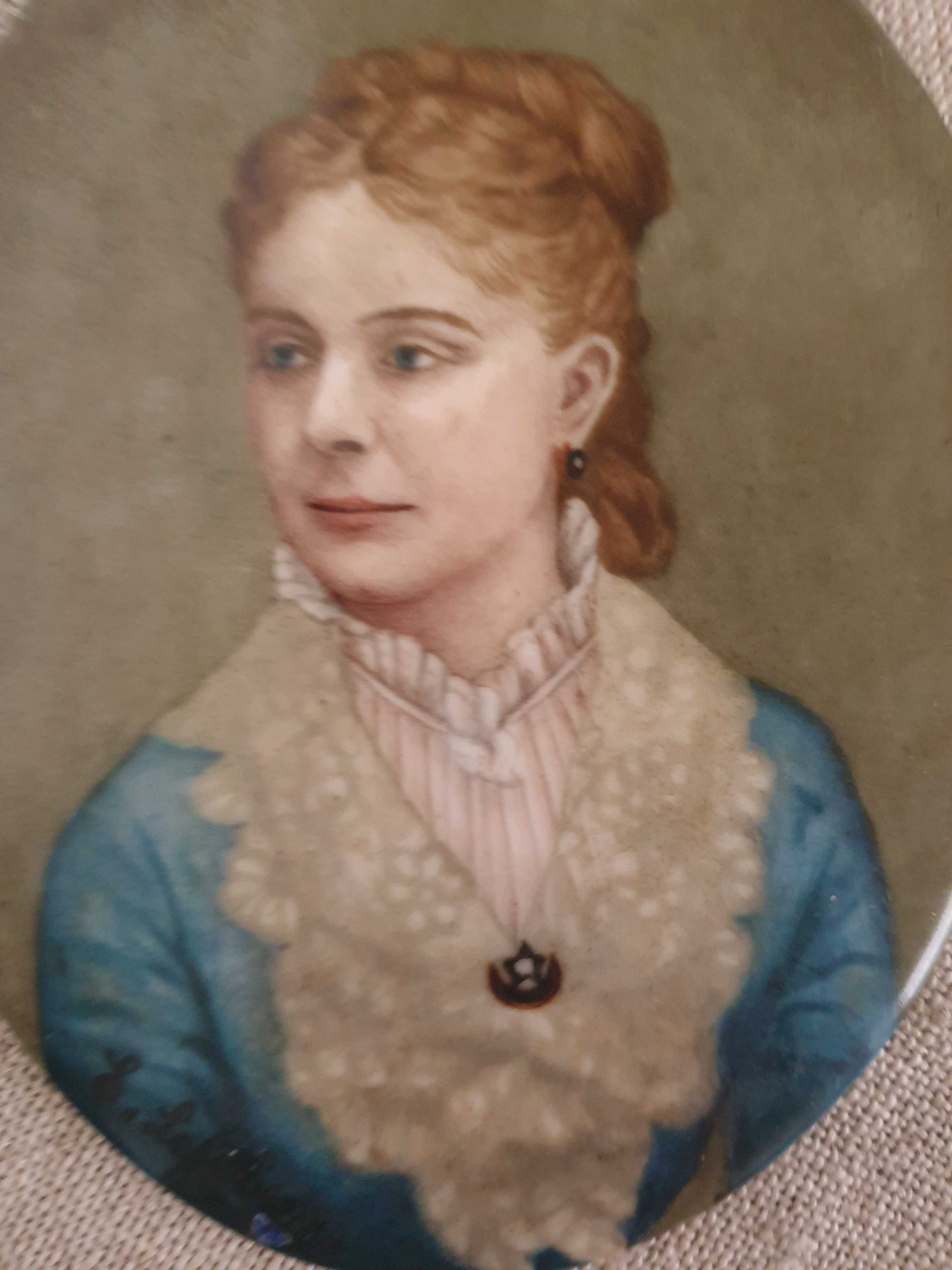 Ренесансов портрет на млада дама и старинна метална пластика