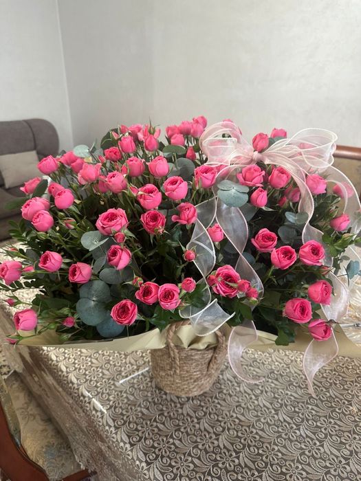 Цветы корзина очень красивые и свежие .