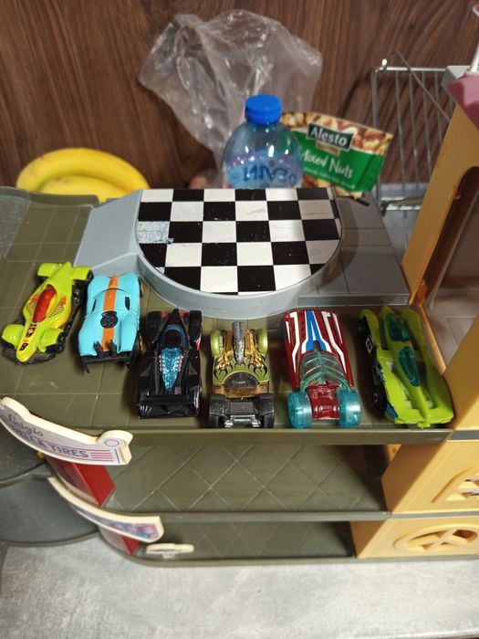 Детска писта гараж + 6 колички