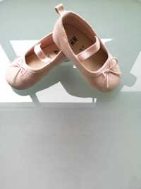 Бежови обувки тип пантофки/балеринки с детайл панделка и ластик. 18-19