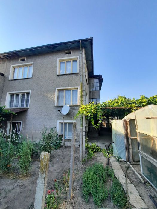 Продавам къща на 2 етажа с 2 гаража и доп. постройки