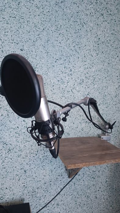 Behringer b2 pro sotiladi holati ideal