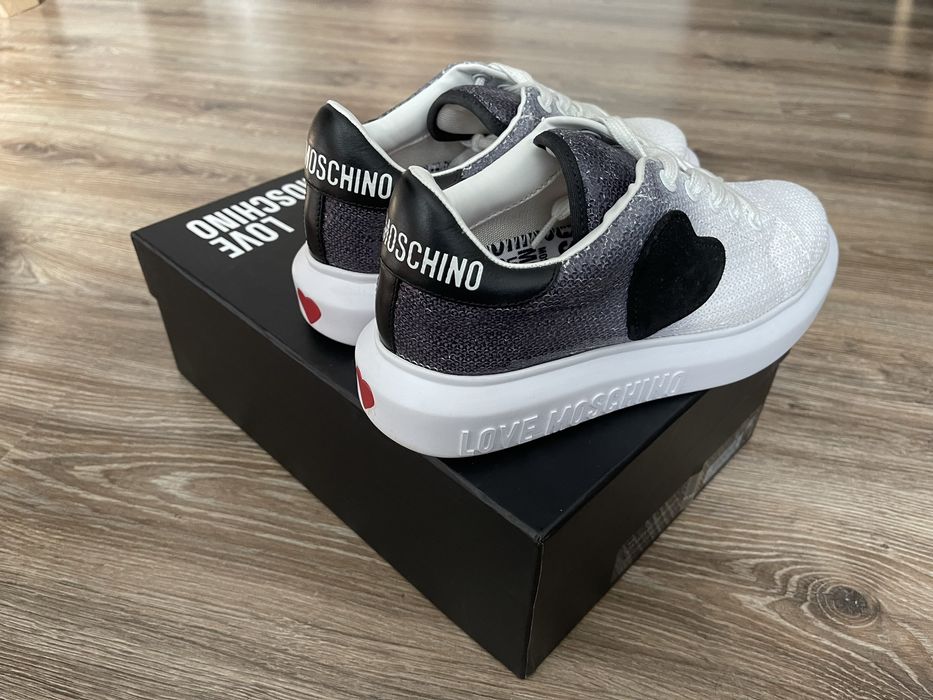 36 н-р Бели кецове Love Moschino