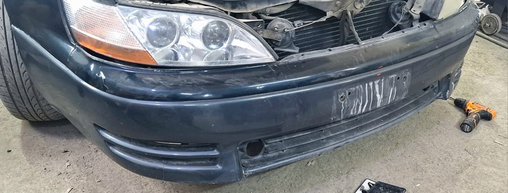 Бампер передный Toyota Windom