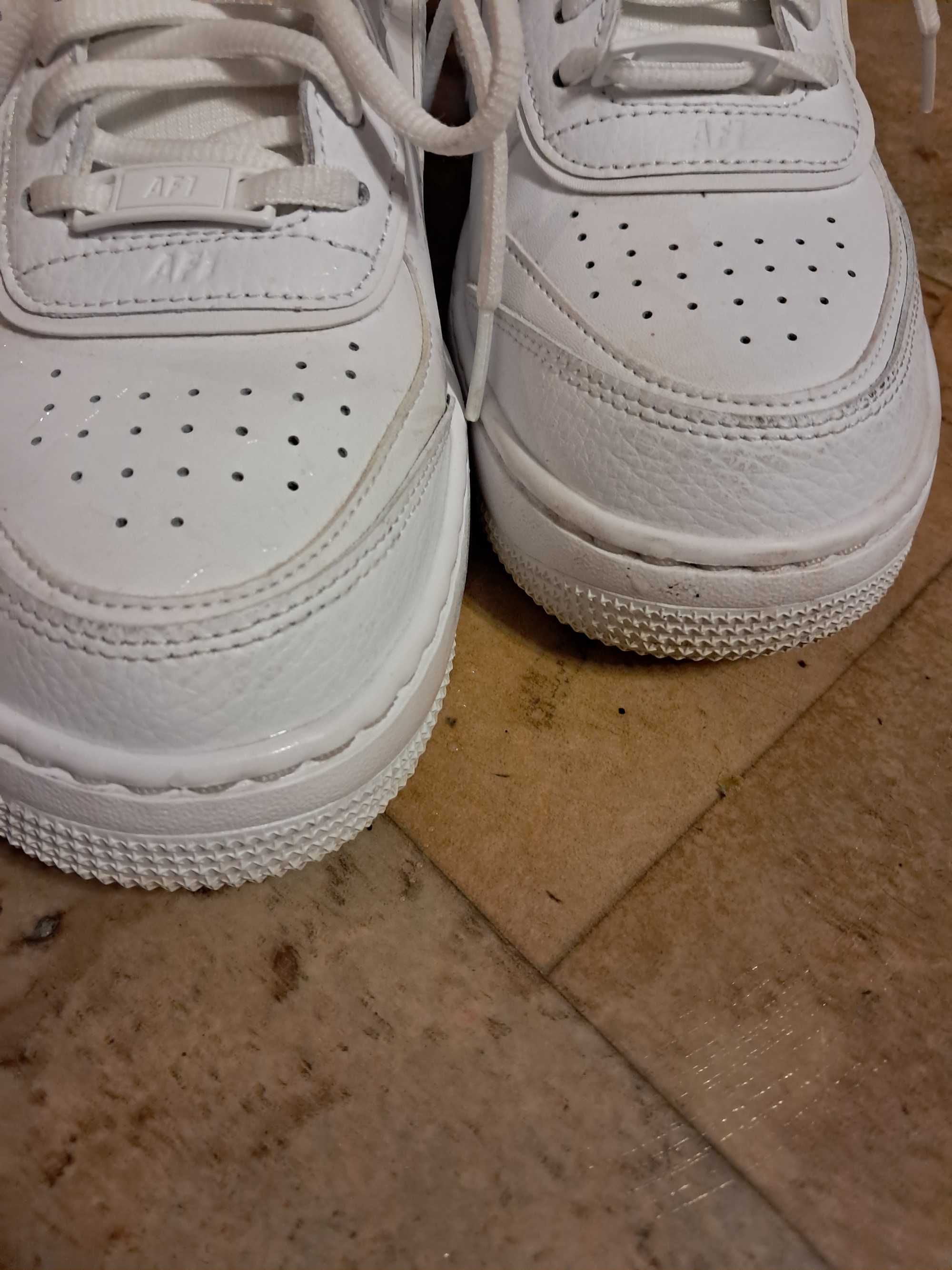 Дамски бели маратонки Nike Air Force